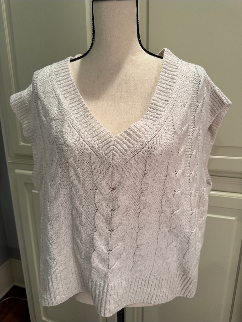 Sleeveless Cable Knit V-Neck Sweater Vest - White